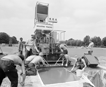 882351 Afbeelding van het leggen van een kunststoflaag op de Atletiekbaan Overvecht (1e Polderweg 7) te Utrecht.N.B. ...